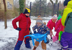 Dzieci współpracują podczas budowy igloo.