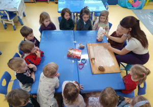Dzieci obserwują jak robi się pierniki.