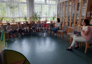 Zajęcia w bibliotece szkolnej- dzieci słuchają bajki.