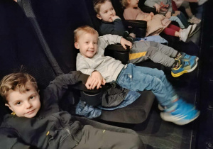 Wyjście do kina- dzieci siedzą w fotelach.