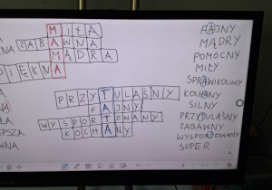 Krzyżówka z wymyślonymi przez dzieci przymiotnikami określającymi cechy mamy i taty.
