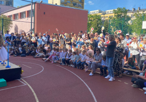 Występ z okazji Dnia Mamy i Taty "Koncert życzeń". Rodzice oglądają występy dzieci.