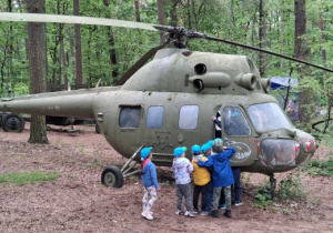 Wycieczka. Dzieci oglądają prawdziwy helikopter.