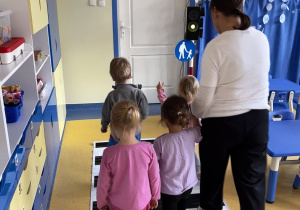 Dzieci przechodzą przez przejście dla pieszych.