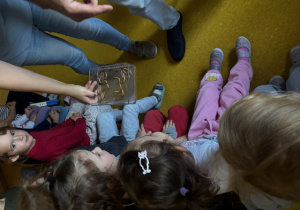 Dzieci oglądają robaki, które jedzą jeże.