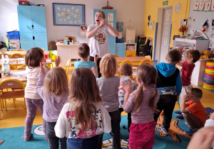 Roar dance- dzieci uczą się tańca.