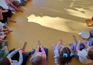 Rytmika- dzieci uczą się grać na instrumentach.