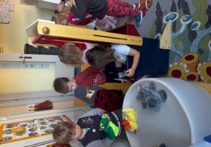 Dzieci przymierzają pacynki.