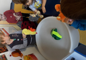 Dzieci bawią się pacynkami.