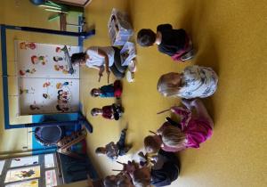 Dzieci grają na instrumentach.