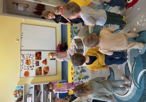 Dzieci stoją w kole.