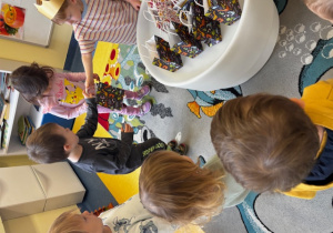 Chłopiec rozdaje dzieciom prezenty.