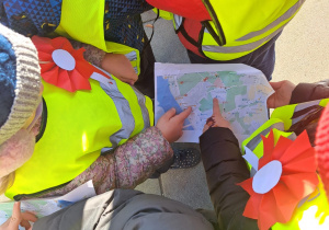 Dzieci oglądają mapę.