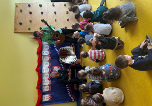 Dzieci oglądają jak wygląda gitara.