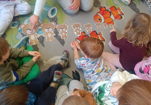 Dzieci układają sylwety misiów od największego do najmniejszego.