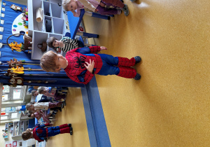 Chłopiec przebrany za superbohatera.