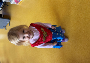 Dziewczynka przebrana za superbohaterkę.