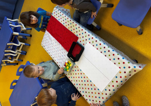 Dzieci wyklejają mapę Polski.