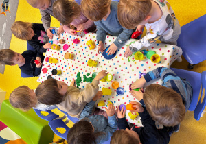 Dzieci lepią z ciastoliny.