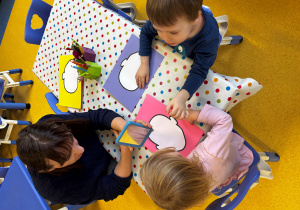 Dzieci przeglądają się w lusterku.