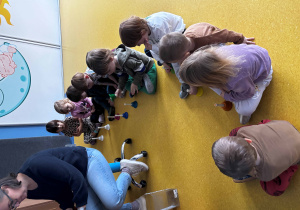 Dzieci grają na dzwonkach.