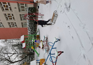 Zabawy na podwórku na pierwszym śniegu.