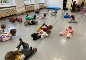 Logorytmika w Młodzieżowym domu kultury, dzieci wykonują kołyskę.