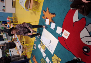 Wróżby Andrzejowe, dzieci rozwiązują krzyżówkę.