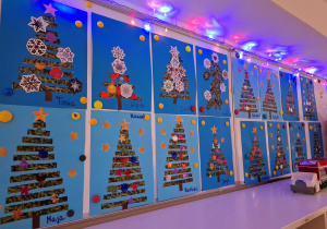 Praca plastyczna, choinka wyklejona z pasków papieru.