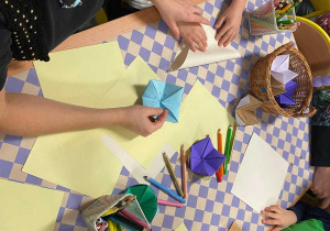 Wróżby Andrzejkowe, dzieci składają wróżbę origami z papieru
