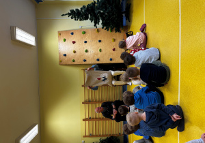 Pan Gucio chowa się za workiem.