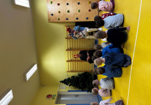 Dzieci przyglądają się co robią muzycy.