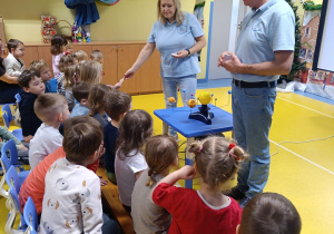 Edukatorzy rozdają dzieciom naklejki.