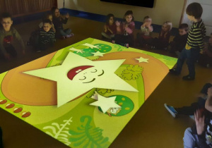 Dzieci bawią się na magicznym dywanie.