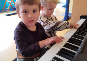 Dziecko gra na pianinie