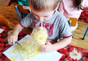 Dziecko maluje kolorową pianą