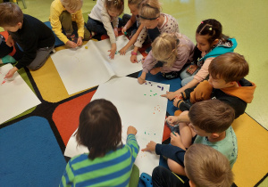 Dzieci ćwiczą palce rozcierając plastelinę.