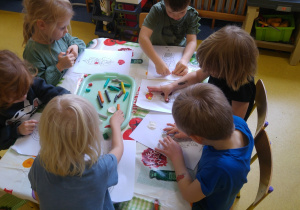 Dzieci wyklejają plasteliną organy ludzkie.