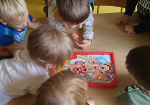 Dzieci grają w grę zręcznościową Operacja